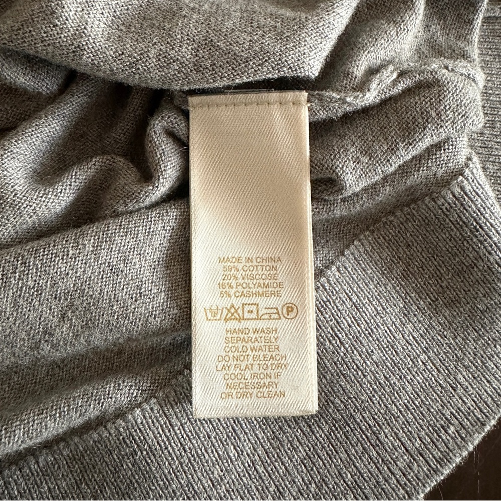 Kate Spade XS Gray Crew Neck Pull Over Sweater with Bow Detail at the Neck 🤍 - Picture 4 of 5